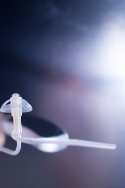 Modern yüksek teknoloji dijital işitme cihazı izole edildi.