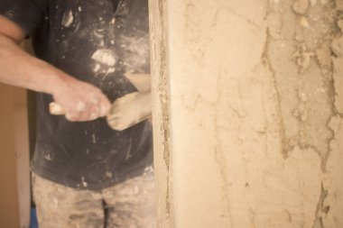 Dairenin yenilenmesi, inşaatçıların duvarları yenilemek için yaptıkları yenilemeleri gösteriyor..