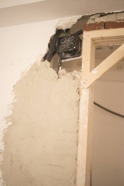 Dairenin yenilenmesi, inşaatçıların duvarları yenilemek için yaptıkları yenilemeleri gösteriyor..