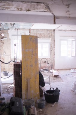 Dairenin yenilenmesi, inşaatçıların duvarları yenilemek için yaptıkları yenilemeleri gösteriyor..