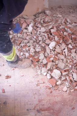 Dairenin yenilenmesi, inşaatçıların duvarları yenilemek için yaptıkları yenilemeleri gösteriyor..