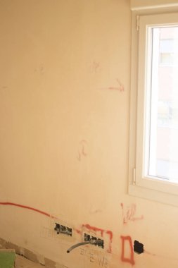 Dairenin yenilenmesi, inşaatçıların duvarları yenilemek için yaptıkları yenilemeleri gösteriyor..