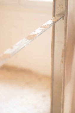 Bina yenileme çalışmaları, duvarları yenilemek için inşaat işçilerinin yaptığı yenilemeleri gösteriyor..