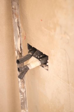 Bina yenileme çalışmaları, duvarları yenilemek için inşaat işçilerinin yaptığı yenilemeleri gösteriyor..