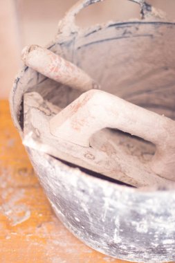 Bina yenileme çalışmaları, duvarları yenilemek için inşaat işçilerinin yaptığı yenilemeleri gösteriyor..