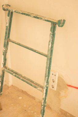 Bina yenileme çalışmaları, duvarları yenilemek için inşaat işçilerinin yaptığı yenilemeleri gösteriyor..