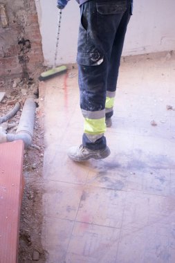 İnşaat yenileme işleri, inşaatçıların duvarları yenilemek için yaptıkları dairelerde yapılıyor..