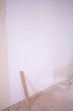 Bina yenileme işleri, apartman yenileme işleri. İnşaatçılar tarafından duvarları yenilemek için yapılan yenileme çalışmaları gösteriliyor..