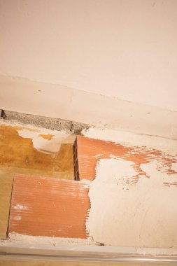 Bina yenileme çalışmaları, duvarları yenilemek için inşaat işçilerinin yaptığı yenilemeleri gösteriyor..