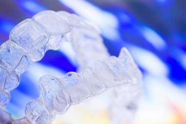 Görünmez plastik estetik dişçilik diş teli diş düzenleyicileri..