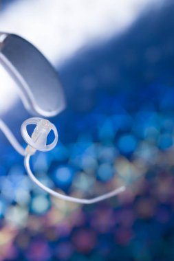 Modern yüksek teknoloji dijital işitme cihazı izole edildi.