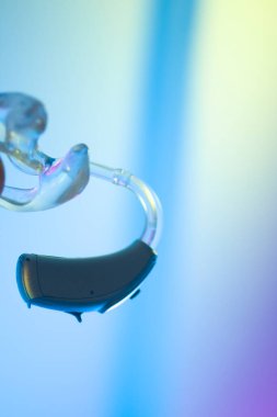 Sağırlar ve sağırlar için modern dijital işitme cihazı.