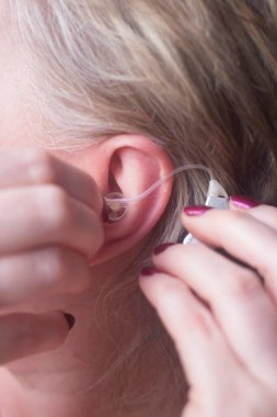 Sağırlar için dijital modern teknoloji mikro işitme cihazı.