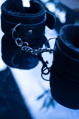 Seksi sapık hakimiyet oyunları için deri bağlar ve kelepçeler.