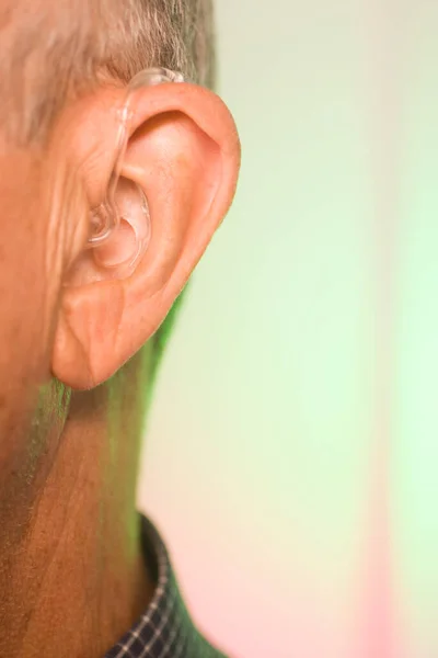 Λευκός Καυκάσιος Ηλικιωμένος Άνδρας Σύγχρονο Ψηφιακό Ακουστικό Στο Αυτί Γκρίζα — Φωτογραφία Αρχείου