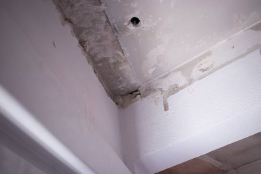 İnşaat yenileme işleri, inşaatçıların duvarları yenilemek için yaptıkları dairelerde yapılıyor..