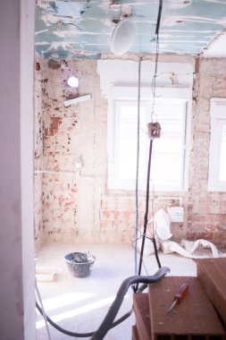 Bina yenileme işleri, apartman yenileme işleri. İnşaatçılar tarafından duvarları yenilemek için yapılan yenileme çalışmaları gösteriliyor..