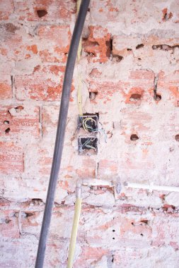 Bina yenileme işleri, apartman yenileme işleri. İnşaatçılar tarafından duvarları yenilemek için yapılan yenileme çalışmaları gösteriliyor..