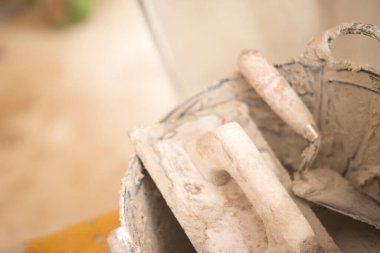 Bina yenileme çalışmaları, duvarları yenilemek için inşaat işçilerinin yaptığı yenilemeleri gösteriyor..