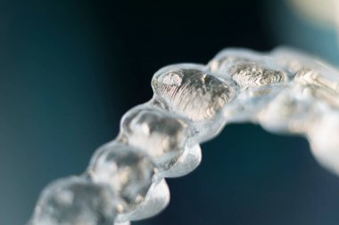 Kozmetik diş hekimliğinde hastalar için dişleri hizalamak için kullanılan görünmez diş düzenleyiciler.