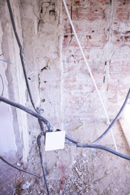 İnşaat yenileme işleri, inşaatçıların duvarları yenilemek için yaptıkları dairelerde yapılıyor..