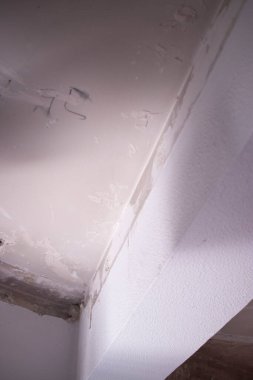 İnşaat yenileme işleri, inşaatçıların duvarları yenilemek için yaptıkları dairelerde yapılıyor..