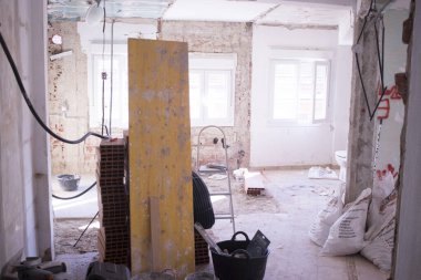 Bina yenileme işleri, apartman yenileme işleri. İnşaatçılar tarafından duvarları yenilemek için yapılan yenileme çalışmaları gösteriliyor..