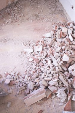 Bina yenileme işleri, apartman yenileme işleri. İnşaatçılar tarafından duvarları yenilemek için yapılan yenileme çalışmaları gösteriliyor..