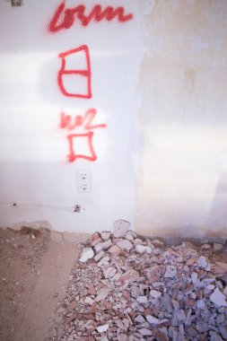 Bina yenileme işleri, apartman yenileme işleri. İnşaatçılar tarafından duvarları yenilemek için yapılan yenileme çalışmaları gösteriliyor..