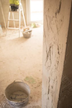 Bina yenileme çalışmaları, duvarları yenilemek için inşaat işçilerinin yaptığı yenilemeleri gösteriyor..