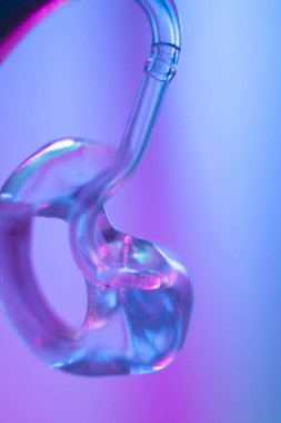 Sağırlar ve sağırlar için modern dijital işitme cihazı.