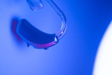 Sağırlar ve sağırlar için modern dijital işitme cihazı.