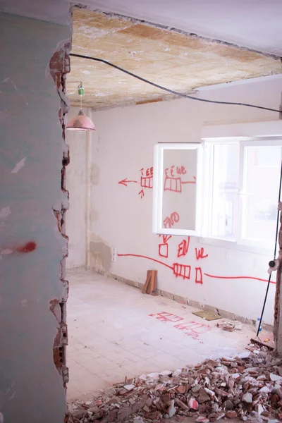 Bina yenileme işleri, apartman yenileme işleri. İnşaatçılar tarafından duvarları yenilemek için yapılan yenileme çalışmaları gösteriliyor..