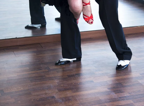 社交ダンスサルサダンサーインストラクター男と女のカップルダンスでShcoolリハーサル室 — ストック写真