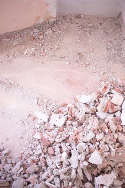 Bina yenileme işleri, apartman yenileme işleri. İnşaatçılar tarafından duvarları yenilemek için yapılan yenileme çalışmaları gösteriliyor..