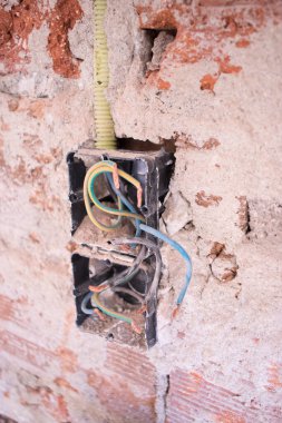 Bina yenileme işleri, apartman yenileme işleri. İnşaatçılar tarafından duvarları yenilemek için yapılan yenileme çalışmaları gösteriliyor..