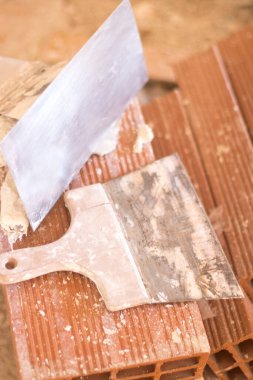 Bina yenileme çalışmaları, duvarları yenilemek için inşaat işçilerinin yaptığı yenilemeleri gösteriyor..