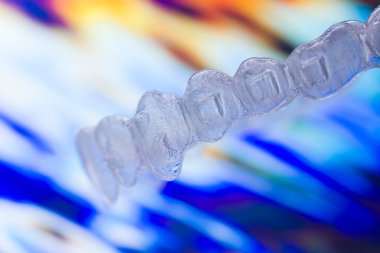 Görünmez plastik estetik dişçilik diş teli diş düzenleyicileri..