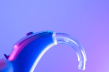 Sağırlar ve sağırlar için modern dijital işitme cihazı.