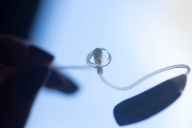 Sağırlar için dijital modern teknoloji mikro işitme cihazı.