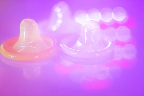 ゴムラテックスコンドーム男性避妊薬のための安全な病気と妊娠フリーセックス — ストック写真