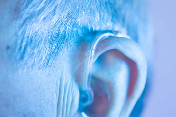 Biały Biały Starzec Noszący Nowoczesny Cyfrowy Aparat Słuchowy Uchu Siwymi — Zdjęcie stockowe