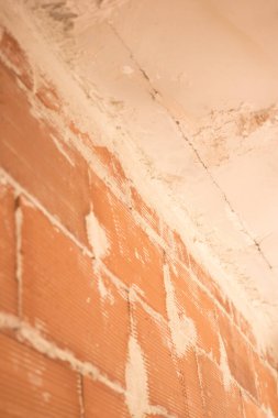 Bina yenileme çalışmaları, duvarları yenilemek için inşaat işçilerinin yaptığı yenilemeleri gösteriyor..