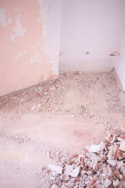 Bina yenileme işleri, apartman yenileme işleri. İnşaatçılar tarafından duvarları yenilemek için yapılan yenileme çalışmaları gösteriliyor..