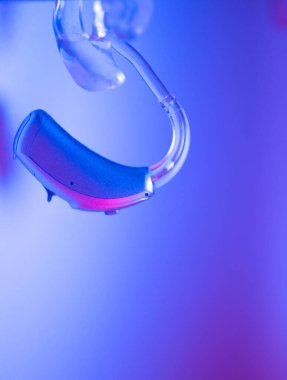 Sağırlar ve sağırlar için modern dijital işitme cihazı.