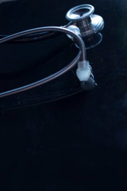 Doktorların tıbbi steteskobu hastanede hasta kalp atışlarını dinlemek için doktor ve hemşire tarafından kullanılır..