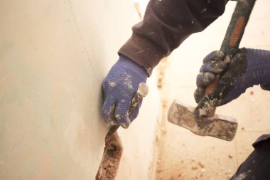 İnşaat yenileme işleri, inşaatçıların duvarları yenilemek için yaptıkları dairelerde yapılıyor..