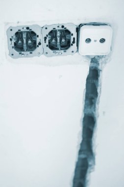 Bina yenileme çalışmaları, duvarları yenilemek için inşaat işçilerinin yaptığı yenilemeleri gösteriyor..