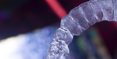 Görünmez plastik estetik dişçilik diş teli diş düzenleyicileri..