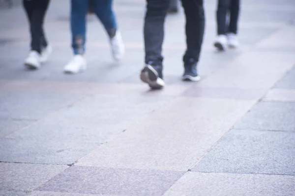 Människor Går Upptagen Urban Stad Shopping Gata Trottoar Trottoar Skor — Stockfoto